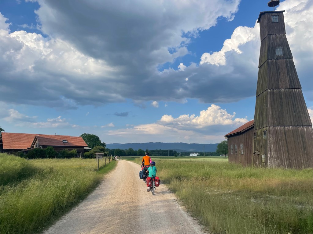 A family biking on Eurovelo 15 in Germany